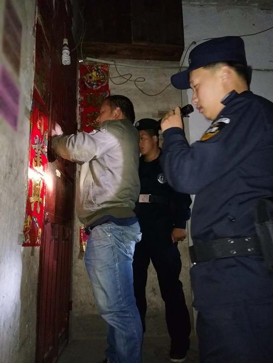 台北粗心妈妈误将幼女锁家中 民警全城寻开锁师傅开门
