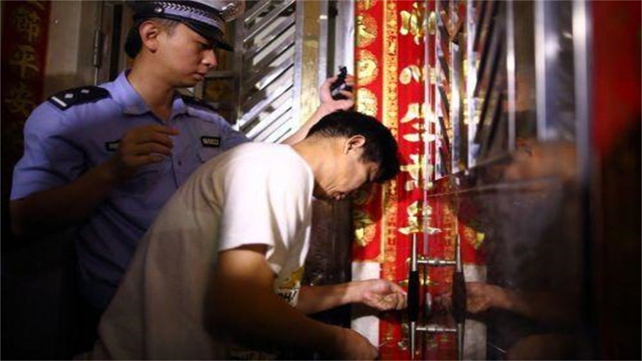 台北请开锁师傅开了锁后，师傅为什么一般都不进门，就算主人请也不进去？